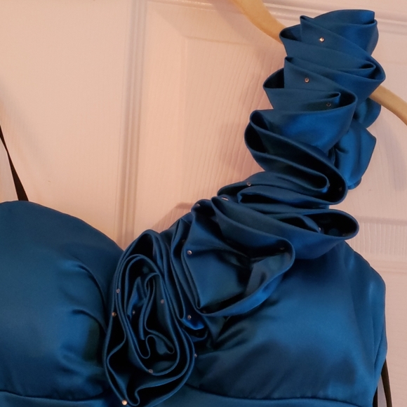 Dress - Picture 4 of 7